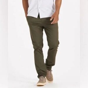 VUORI men’s Collins Chino Pants in Olive Green